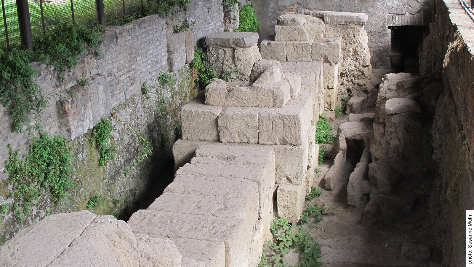 Basilica Fulvia, überlieferte Reste der äußeren Säulenstellung