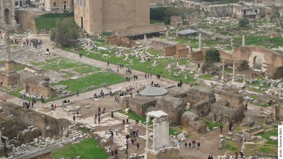 Caesartempel im Kontext der heutigen Ausgrabungsstätte