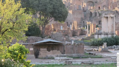 Caesartempel im Kontext der heutigen Ausgrabungsstätte