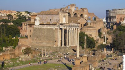 Tempel des Antoninus Pius und der Faustina im Kontext der heutigen Ausgrabungsstätte