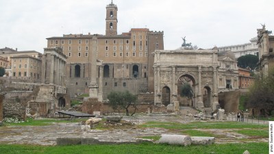 Septimius-Severus-Bogen im Kontext der heutigen Ausgrabungsstätte