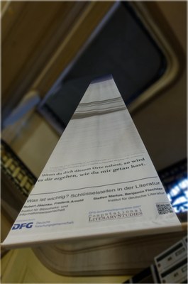 Ein Banner von 10 Metern am IBI der HU Berlin im Treppenhaus aufgehängt