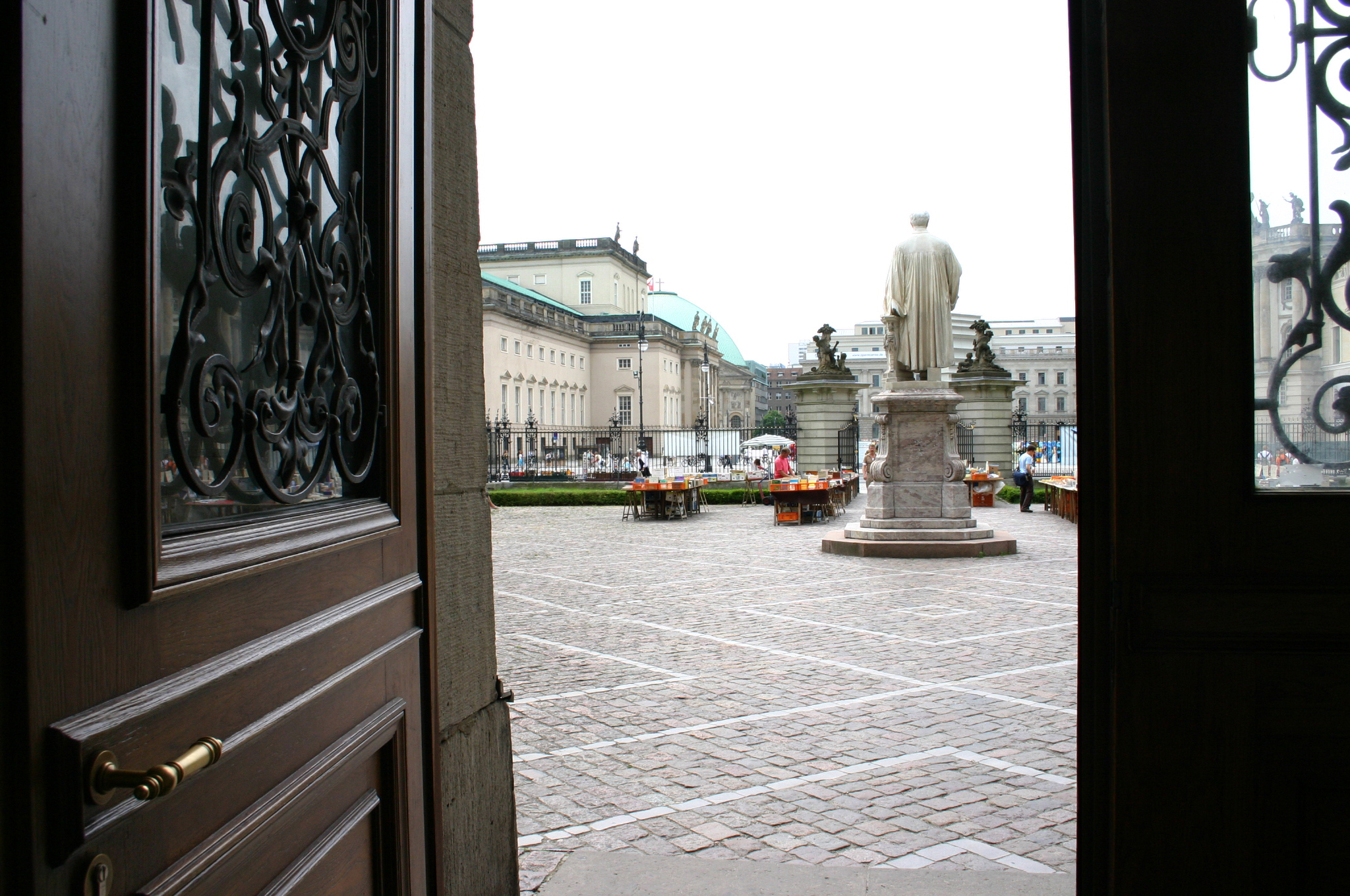 20060621 Blick vom Foyer auf das Helmholtzdenkmal im Ehrenhof Foto Heike Zappe ©HU Berlin 2